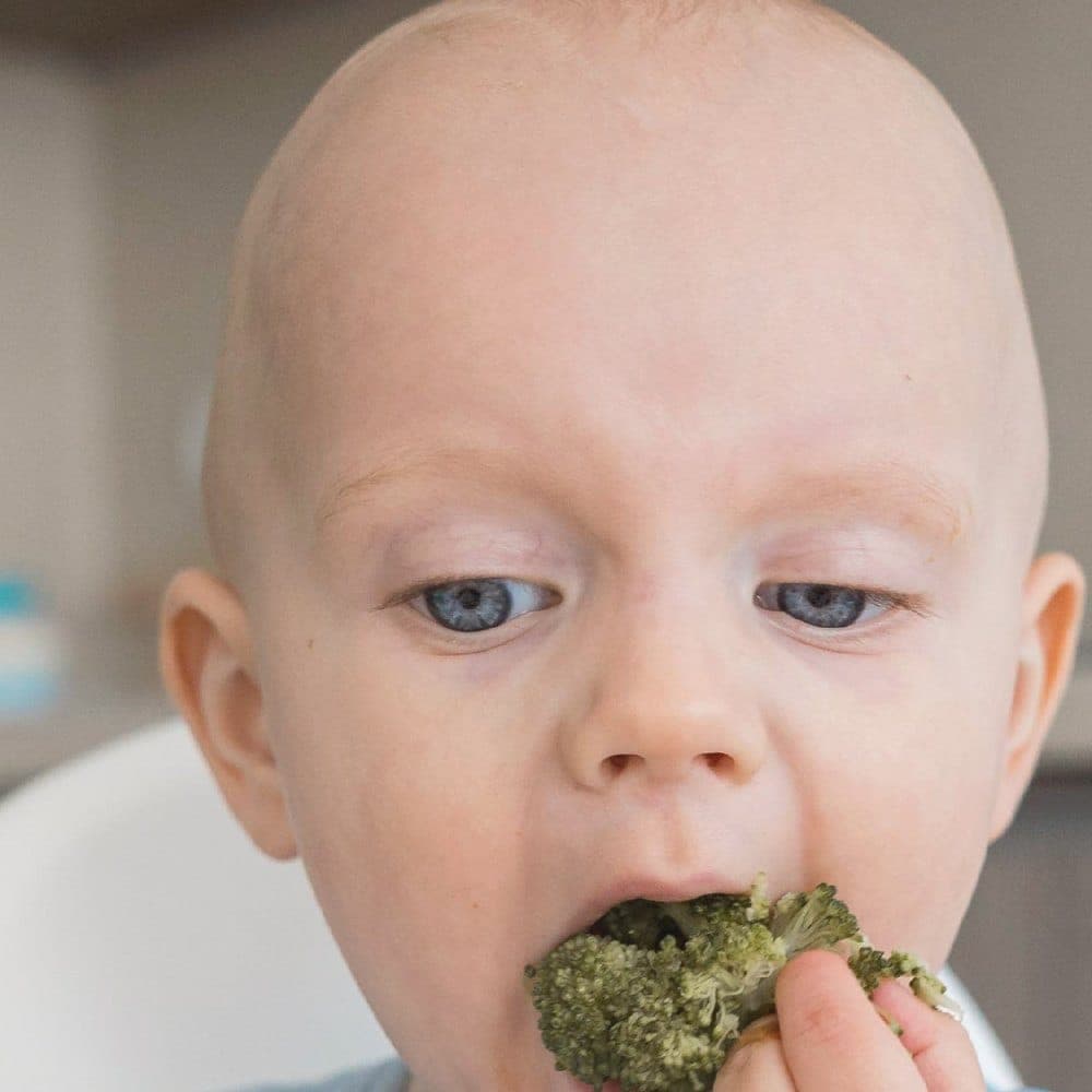 Bebê comendo brócolis